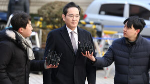 항소심 선고공판 출석하는 이재용 회장(사진=연합뉴스)