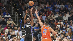 새크라멘토 킹스의 가드 디아론 폭스(5)가 1일 토요일 NBA 농구 경기 전반전에서 오클라호마시티 썬더의 공격수 우스만 디엥(13)을 향해 슛을 날리고 있다(사진=AP, 연합뉴스)