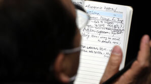 '트럼프 노벨평화상 추천서' 메모 든 박선원 의원(사진=연합뉴스)