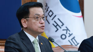 최 대행 "민생&middot;경제 대응 플랜 본격 가동&hellip;반도체법, 이달 중 결론내야"