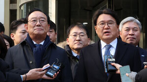 보도진과 인터뷰하는 송철호-황운하(사진=연합뉴스)
