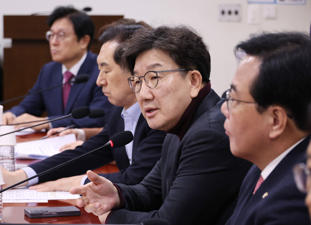 국민의힘 권성동 원내대표(오른쪽 두번째)가 5일 서울 여의도 국회 의원회관에서 같은 당 송언석 의원 주최로 열린 '경제·민생 법안 처리 촉구를 위한 긴급간담회'에서 발언하고 있다.