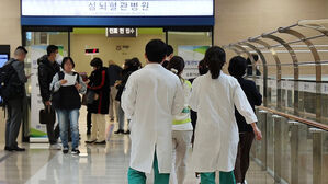 의정갈등이 이달로 1년이 된 3일 서울 시내의 한 대학병원에서 의료진이 이동하고 있다.(사진=연합뉴스)