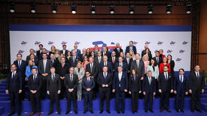 2025년 2월 4일 폴란드 바르샤바에서 열린 내부 시장 및 산업 및 무역 장관 비공식 회의 참석자들과 함께 단체 사진을 찍고 있다.(사진=AP, 연합뉴스)