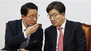 대화하는 권성동 원내대표와 김상훈 정책위의장(사진=연합뉴스)