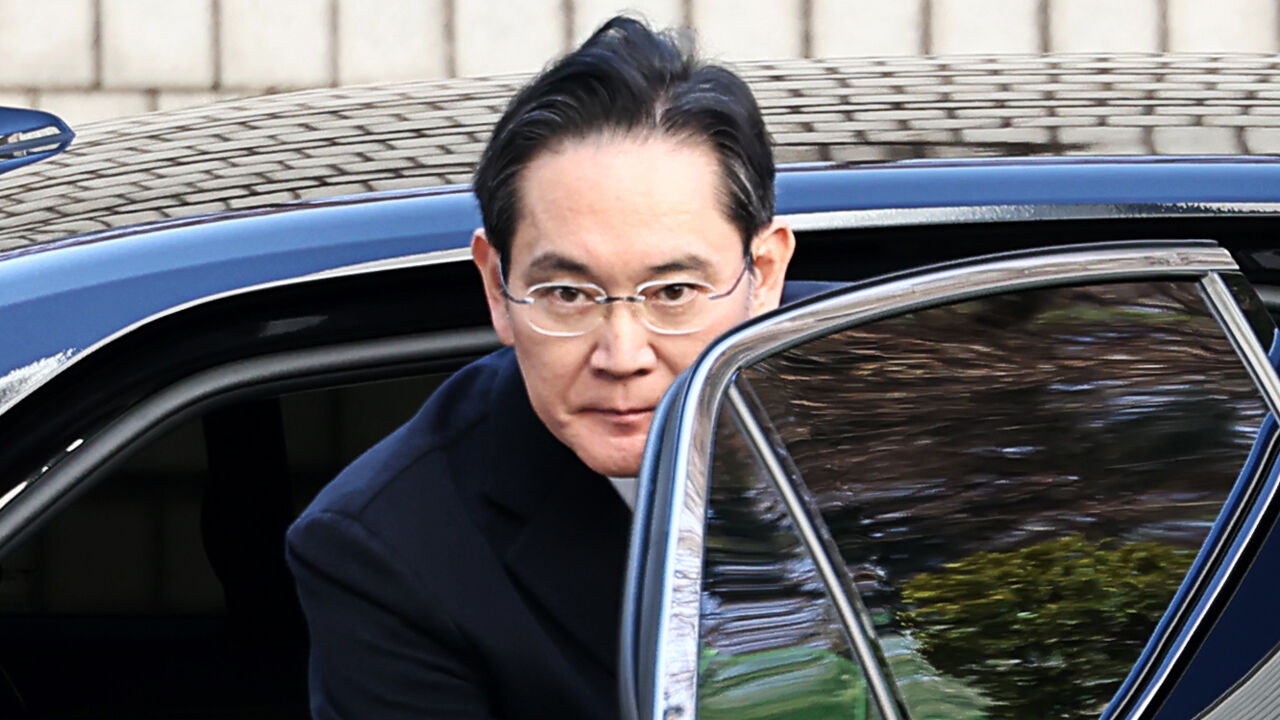 이재용 삼성전자 회장이 3일 오후 서초구 서울고법에서 열린 부당합병·회계부정 혐의 항소심 선고공판에 출석하기 위해 차에서 내리고 있다.(사진=연합뉴스)