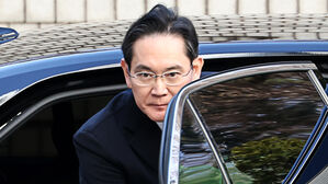 이재용 삼성전자 회장이 3일 오후 서초구 서울고법에서 열린 부당합병&middot;회계부정 혐의 항소심 선고공판에 출석하기 위해 차에서 내리고 있다.(사진=연합뉴스)