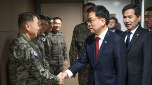 [취재파일] '계엄 그곳' 찾아 군 사기 독려&hellip;국방장관 만지작?