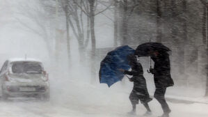 전국 상당수 지역에 대설주의보와 강풍주의보가 함께 내려진 7일 대전 도심에 몰아치는 눈보라를 뚫고 시민들이 길을 건너고 있다(사진=연합뉴스)
