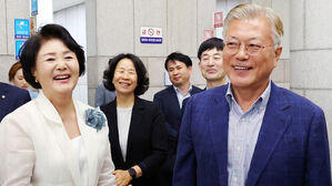 광주예술의전당 찾은 문재인 전 대통령 부부(사진=연합뉴스)