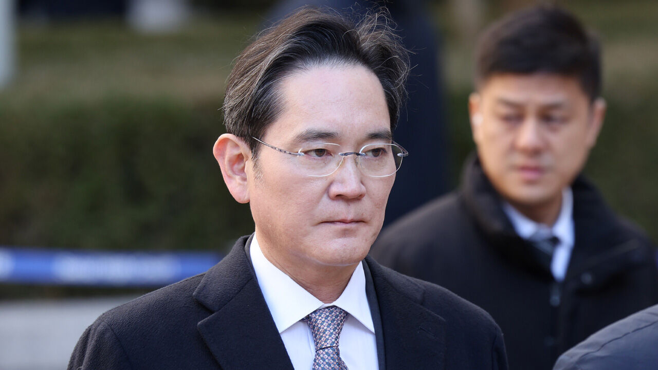 이재용 삼성전자 회장이 3일 서초구 서울고법에서 열린 그룹 경영권 승계 관련 부당합병·회계부정 의혹 항소심 선고공판에서 무죄 판결을 받은 뒤 법원을 나서고 있다.(사진=연합뉴스)
