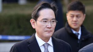 이재용 삼성전자 회장이 3일 서초구 서울고법에서 열린 그룹 경영권 승계 관련 부당합병&middot;회계부정 의혹 항소심 선고공판에서 무죄 판결을 받은 뒤 법원을 나서고 있다.(사진=연합뉴스)