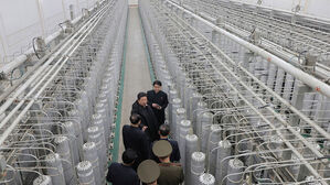 1월 29일 김정은이 핵물질 생산기지&middot;연구소에서 현지지도하는 현장 (사진=조선중앙통신, 연합뉴스)