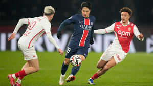 PSG 이강인(가운데)이 모나코전에서 돌파를 시도하고 있다. (사진=AP, 연합뉴스)