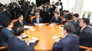 4일 오전 서울 여의도 국회에서 국민의힘 김상훈 정책위의장과 더불어민주당 진성준 정책위의장, 방기선 국무조정실장, 조오섭 국회의장 비서실장 등이 참석한 가운데 국정협의체 실무협의가 열리고 있다.