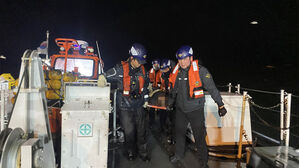 구조 선원 이송하는 해경대원들 (사진=여수해양경찰서 제공, 연합뉴스)