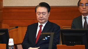 윤석열 대통령이 6일 서울 종로구 헌법재판소에서 열린 탄핵심판 6차 변론기일에 출석해 눈을 감고 있다.