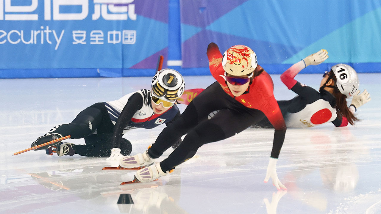 9일 중국 하얼빈 헤이룽장 빙상훈련센터 다목적홀에서 열린 하얼빈 동계아시안게임 쇼트트랙 여자 1000m 준준결승에서 김길리가 넘어지고 있다.