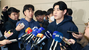 미국프로야구(MLB) 샌프란시스코 자이언츠 이정후가 13일 인천국제공항을 통해 출국하기 전 취재진의 질문에 답하고 있다.