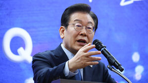 더불어민주당 이재명 대표가 7일 서울 여의도 국회 의원회관에서 열린 정책소통플랫폼 '모두의질문Q' 출범식에서 격려사를 하고 있다.