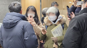 '윤 방어권' 상정 앞둔 인권위에 지지자 몰려와&hellip;경찰 출동