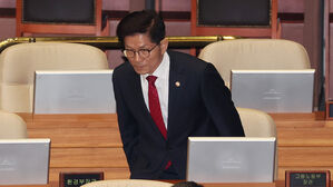 본회의 참석하는 김문수 고용노동부 장관(사진=연합뉴스)