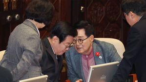 대화하는 이재명 대표와 박지원 의원(사진=연합뉴스)