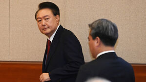 탄핵심판 6차 변론 출석해 자리로 향하는 윤 대통령(사진=사진공동취재단, 연합뉴스)