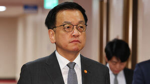 국무회의 입장하는 최상목 권한대행(사진=대통령실통신사진기자단, 연합뉴스)