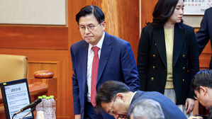 '윤 대리인단' 황교안, '부정선거' 질의&hellip;선관위 사무총장 맞서