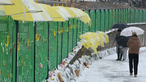 추모 마음에 우산 씌워주기(사진=연합뉴스)