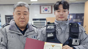 '아파트 불났어요' 연기 자욱한 화재 현장서 시민 구조한 경찰