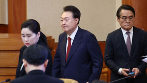 윤 측, 헌재서 "중대 결심" 언급&hellip;'대리인단 총사퇴 의미' 관측도