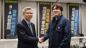 김택우 의협회장과 박단 대전협 비대위원장(사진=연합뉴스)