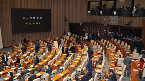 헌법재판관 임명 촉구 결의안 상정 앞두고 퇴장하는 국민의힘(사진=연합뉴스)