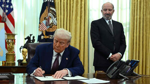 도널드 트럼프 미국 대통령이 2025년 2월 13일 워싱턴 DC 백악관 집무실에서 상호 관세에 관한 행정명령에 서명하고 있다.(사진=AP, 연합뉴스)