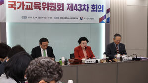 국가교육위원회 이배용 위원장이 14일 서울 종로구 정부서울청사에서 열린 위원회 제43차 회의에서 발언하고 있다. (사진=연합뉴스)