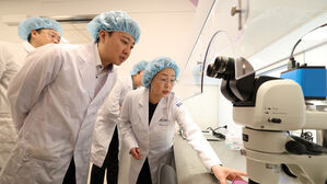 개혁신당 이준석 의원이 14일 경기도 성남시 차바이오컴플렉스 난임트레이닝센터를 방문해 시설을 둘러보고 있다.(사진=공동취재, 연합뉴스)