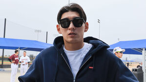 미국프로야구 메이저리그(MLB) 샌프란시스코 자이언츠 이정후가 13일(현지시간) 키움 히어로즈 스프링캠프가 열린 미국 애리조나 애슬레틱 그라운즈에 방문해 취재진과 인터뷰하고 있다