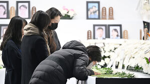 제주항공 여객기 참사 49일째인 15일 오전 전남 무안국제공항 분향소에서 열린 49재 합동위령제에서 유족들이 오열하고 있다.