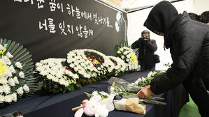 12일 오전 초등학생 피살사건 피해자 김하늘(8)양의 합동분향소가 마련된 대전 서구 한 초등학교에서 시민들이 추모하고 있다.