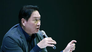 미국 라스베이거스에서 열리고 있는 'CES 2025'에 참석한 최태원 SK 회장이 SK 전시 부스에 마련된 비즈니스 라운지에서 질의 응답을 진행하고 있다. (사진=SK 제공, 연합뉴스)