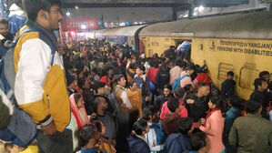 인도 과밀 열차서 승객들 추락&hellip;4명 사망&middot;9명 부상