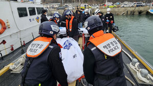 '부안 어선 화재' 실종자 추정 시신 2구 발견&hellip;신원 확인 중