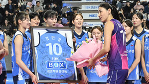 '은퇴 선언'한 김연경 보려는 팬들로 원정 경기도 '구름 관중'