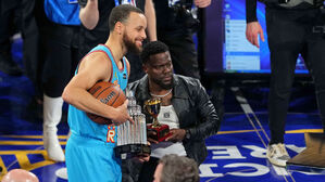 NBA MVP 받고 배우 케빈 하트와 기념사진 찍는 커리(사진=AP, 연합뉴스)