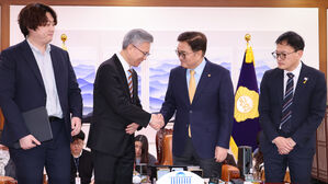 우원식 국회의장이 17일 서울 여의도 국회 집무실에서 김택우 대한의사협회장과 박단 대한전공의협의회 비상대책위원장과 간담회를 하기에 앞서 악수하고 있다.(사진=연합뉴스)