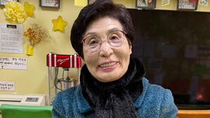 생업에 학업 접었다가 일흔 넘어 고교 졸업장 받는 할머니