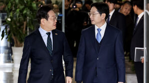 나란히 이동하는 이재명 대표-김경수 전 지사(사진=공동취재, 연합뉴스)
