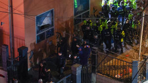 윤석열 지지자들 난동 막는 경찰기동대(사진=연합뉴스)